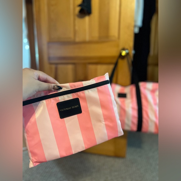 NEW‼️ VICTORIA'S Secret Lightweight & Pakable Weekend Tote Bag striped 2pc - Picture 12 of 16